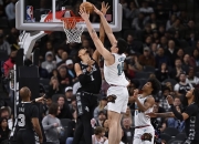 米兰体育官网-灰熊惊险击败鹈鹕，取得宝贵胜利