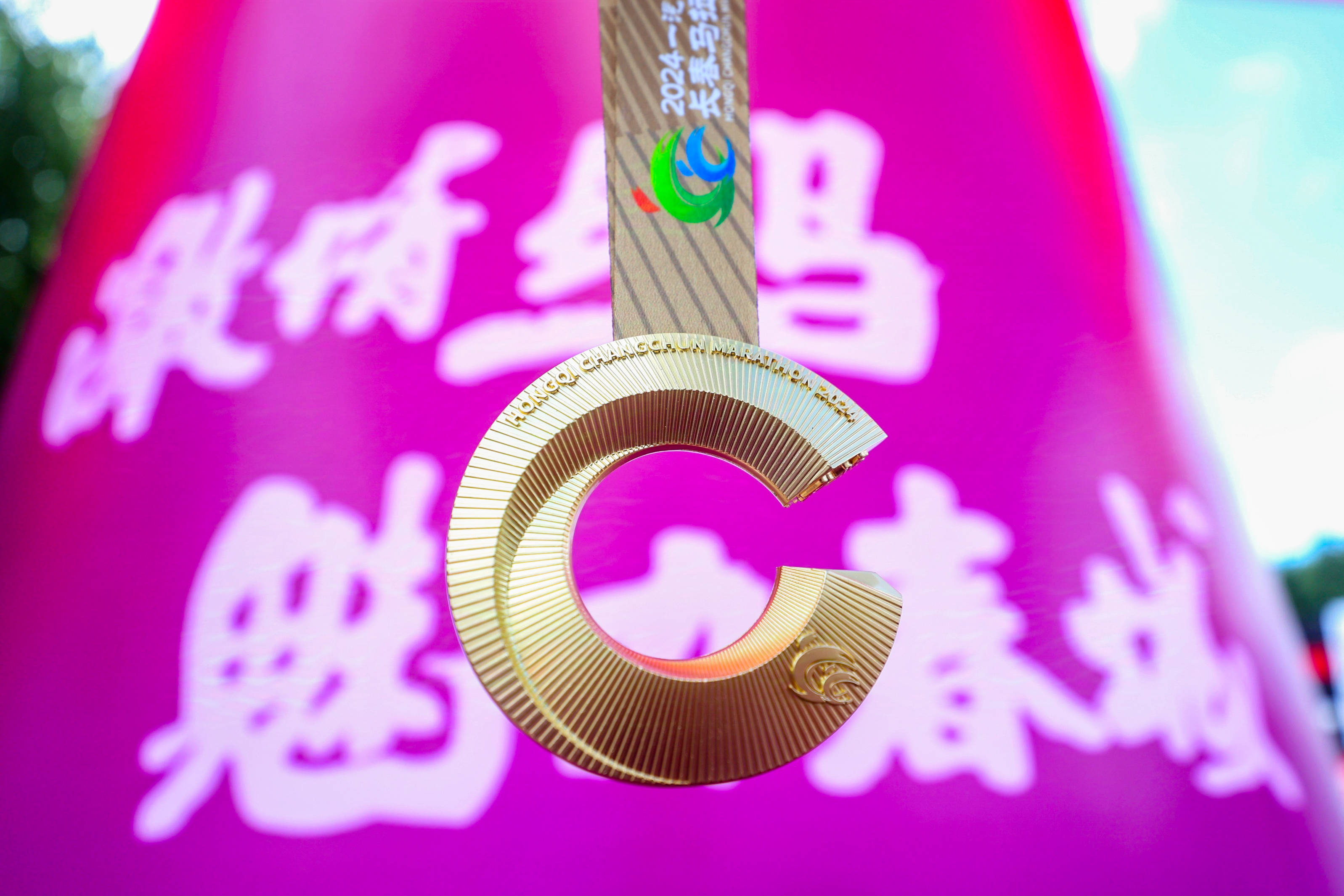 肯尼亚选手夺冠夺亚，实现梦想