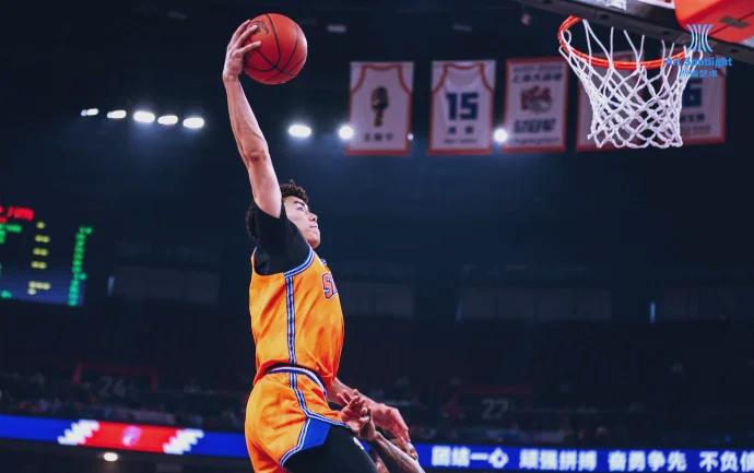 上海男篮奋起直追，逆转胜利令人惊叹