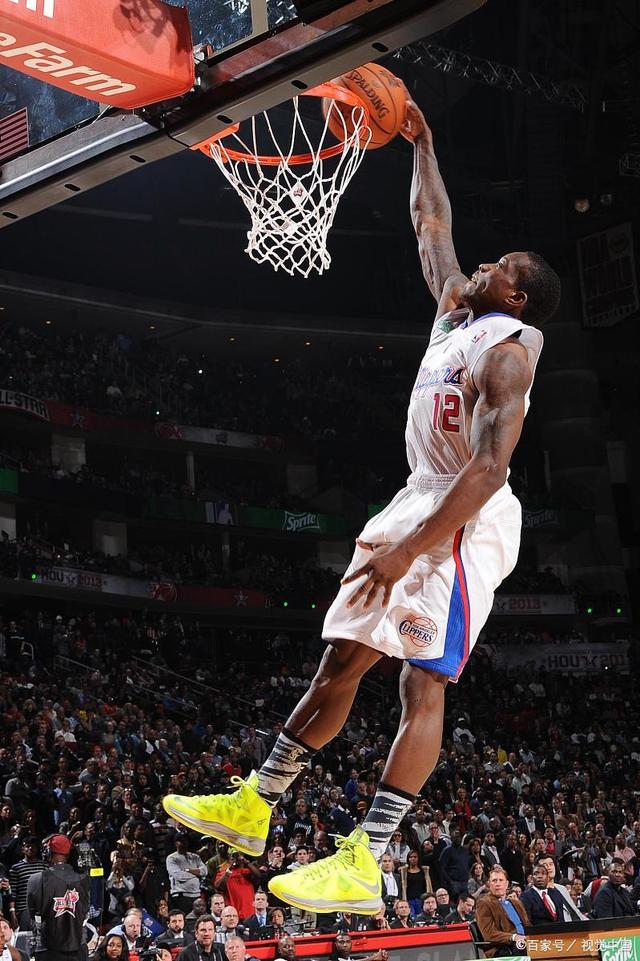 花式扣篮让球迷们沸腾欢呼,场上气氛火爆! 花式扣篮让球迷们沸腾欢呼,场上气氛火爆!