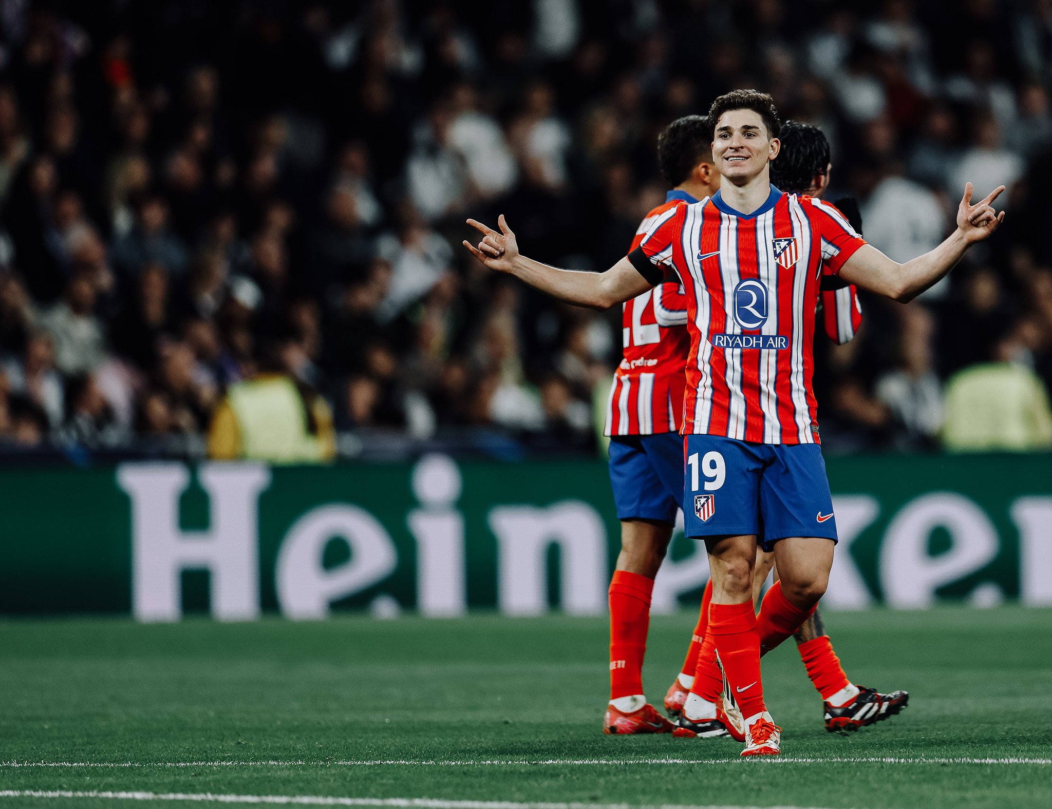 瓦伦西亚力夺首胜，埃瓦尔不甘落后