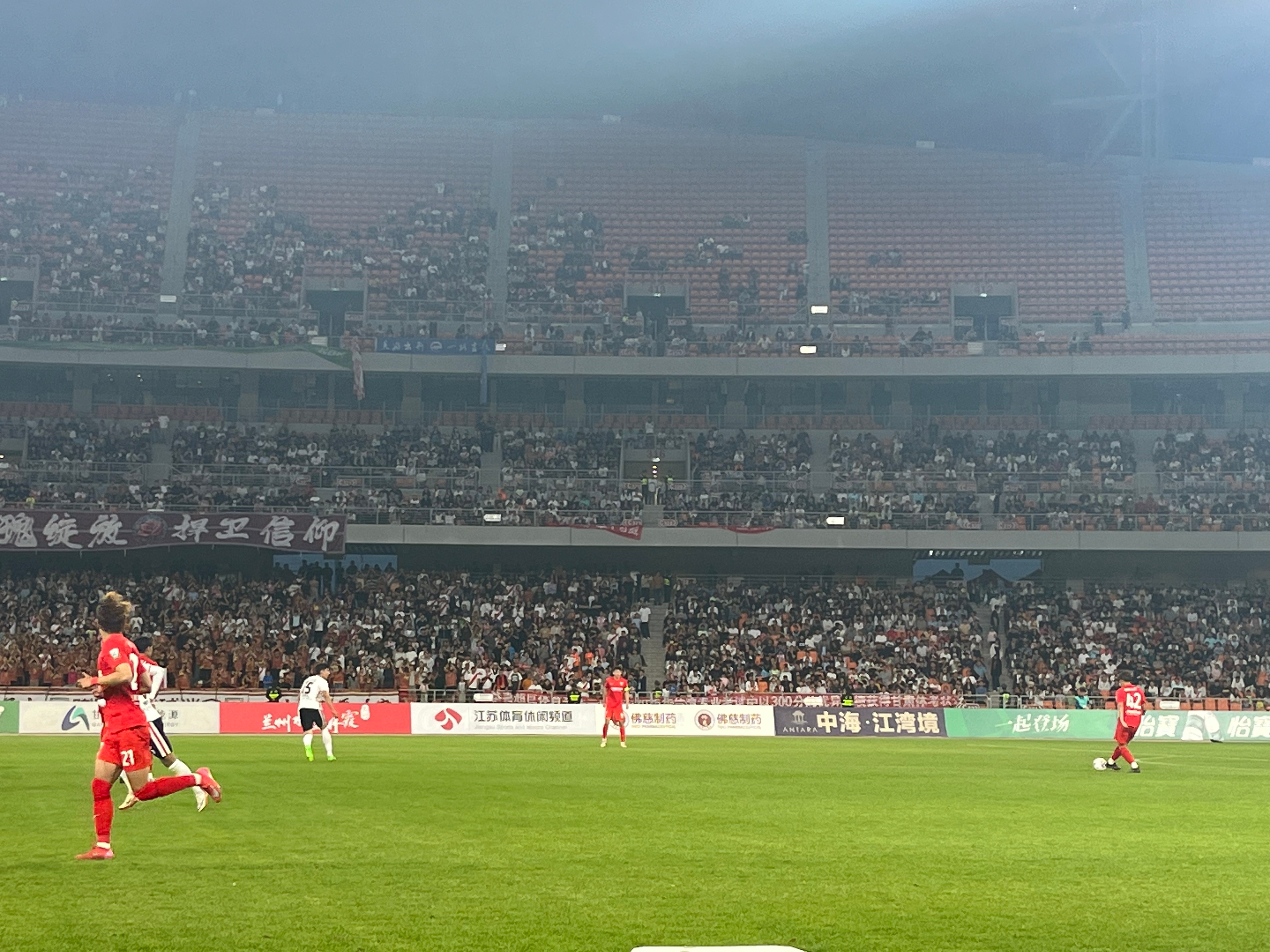 包含比赛火爆进行中，球队奋力拼搏的词条