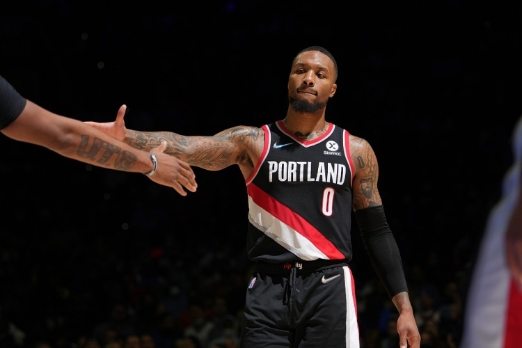 开拓者击败掘金终结两连败,利拉德全力护航砍下分 开拓者击败掘金终结两连败,利拉德全力护航砍下分