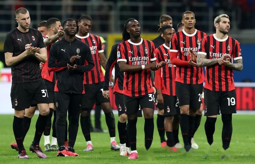 AC米兰中场表现抢眼，球队轻松取胜