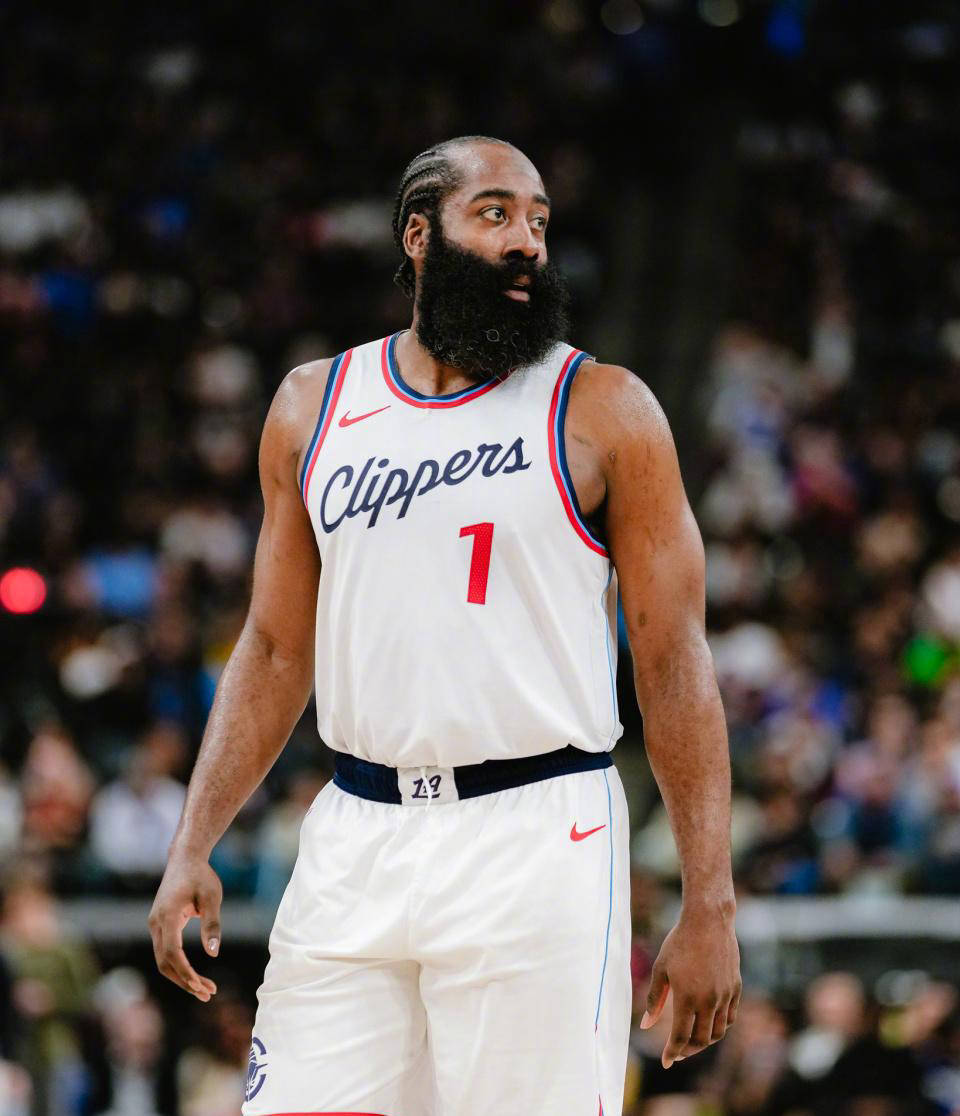 快船惨遭溃败,莱昂纳德孤军奋战难以扭转颓势 快船惨遭溃败,莱昂纳德孤军奋战难以扭转颓势