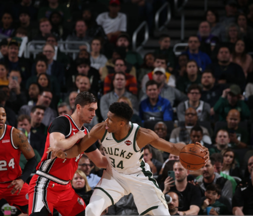 雄鹿大胜开拓者，全队合力确保胜利