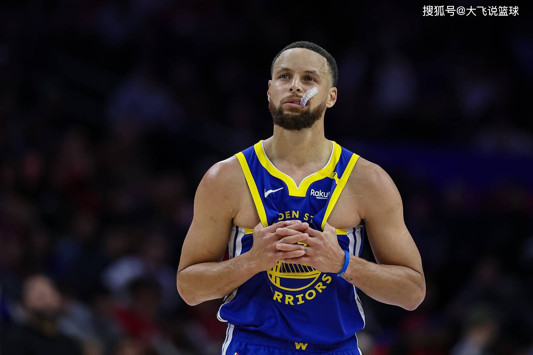 勇士全队发挥出色，轻松战胜篮网