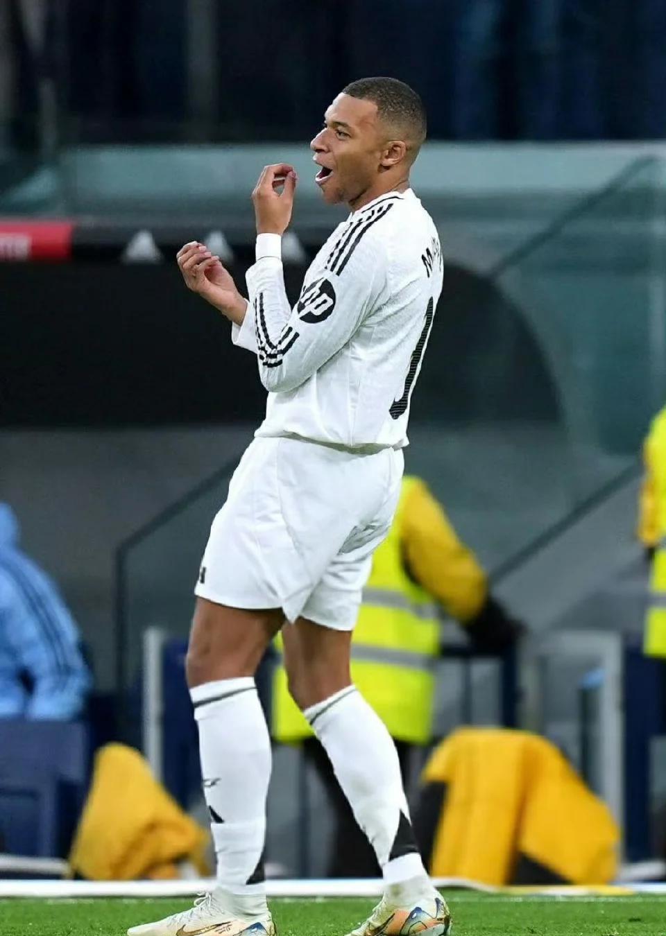 皇马惊险逆转维拉利亚尔取得欧冠晋级