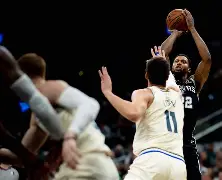 马刺遭遇争议判罚，主教练愤怒抗议裁判决定