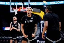 马刺遭遇争议判罚，主教练愤怒抗议裁判决定